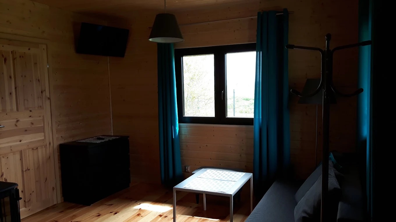 Wnętrze domku – salon z aneksem kuchennym