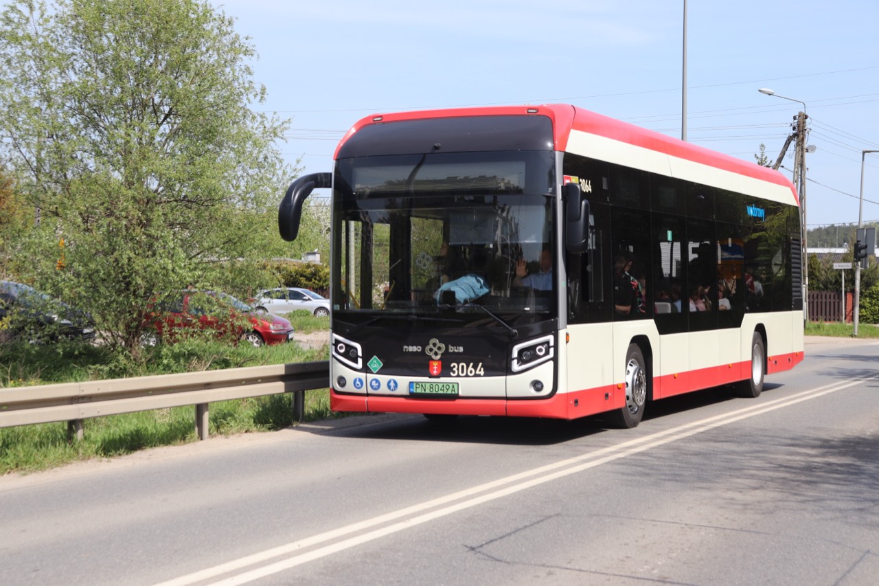 Klimatyzowany autobus miejski komunikacji w Gdańsku